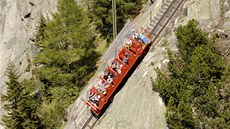 Lanovka Gelmerbahn nad výcarským jezerem Gelmer se pyní nejstrmjím