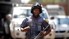 Policista hlídá v Johannesburgu okolí v den, kdy navtívil soud Radovan