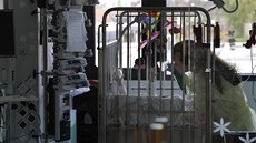 Sest�i�ka v bruselské nemocnici nasazuje dít�ti dýchací masku. Parlament brzy...