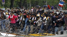 Demonstranty nezastavil ani ostnatý drát (Bangkok, 25. listopadu 2013).