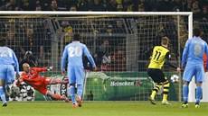 DOBE KOPNUTÁ PENALTA. Marco Reus posílá Dortmund do vedení 1:0 nad Dortmundem.