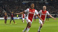 AJAX VÁLÍ. Druhý gól proti Barcelon� vst�elil Danny Hoesen (vlevo).