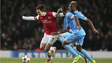 NECHTE M. Tomá Rosický z Arsenalu se pokouí prchnout soupem z Marseille.