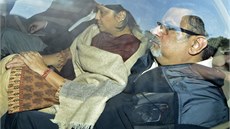 Rad�é� Talwar a jeho man�elka mí�í k soudu v Ghaziabádu nedaleko Dillí.  