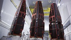 Všechny tři družice Swarm před zabudováním do horního stupně rakety