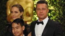 Angelina Jolie, Brad Pitt a jejich syn Maddox (16. listopadu 2013)