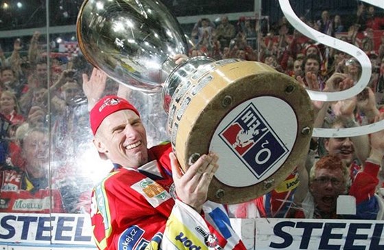 S POHÁREM. Dominik Haek práv zvedá nad hlavu nablýskaný pohár pro mistra ligy 2010.