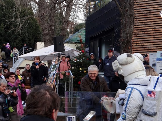 V zoo mete v tchto dnech vidt i kus msíní horniny.