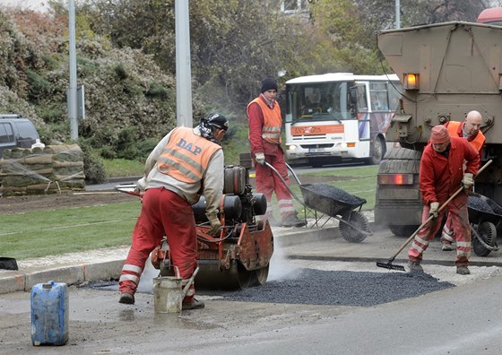 Rekonstrukce tramvajové trat a vozovky v Evropské ulici.