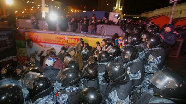 Policie v Kyjev rozehnala protest odprc prezidenta Viktora Janukovye.