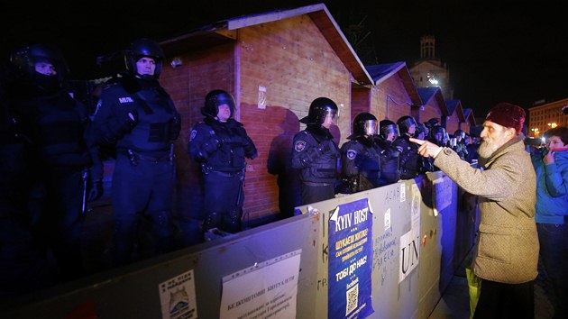 Policie v Kyjev rozehnala protest odprc prezidenta Viktora Janukovye.