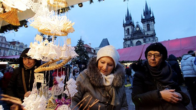 Na pražském Staroměstském náměstí se rozsvítil vánoční strom.