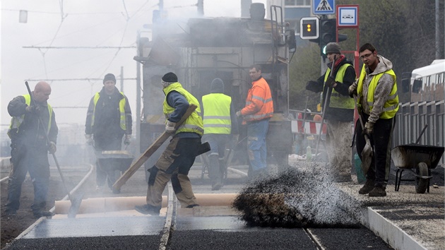 Rekonstrukce tramvajové trat a vozovky v Evropské ulici.