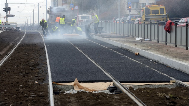 Rekonstrukce tramvajové trat a vozovky v Evropské ulici.