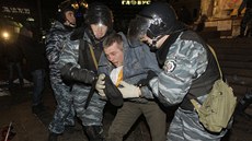 Policie v Kyjev rozehnala demonstraci odprc prezidenta Viktora Janukovye.