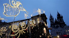 Na pražském Staroměstském náměstí se rozsvítil vánoční strom.