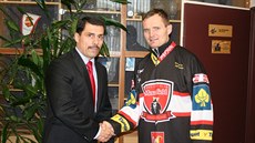 Josef Marha (vpravo) krátce po podpisu smlouvy s generálním manaerem klubu...