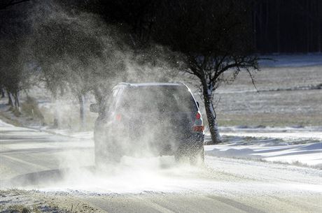 Auto projídí nedaleko Mokrou u Plzn, které postihly silné závje a ledovka.