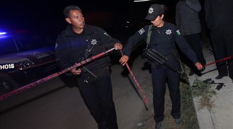 Mexická policie zajiuje místo inu.