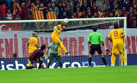 Tomá Ujfalui v dresu Galatasaraye Istanbul.