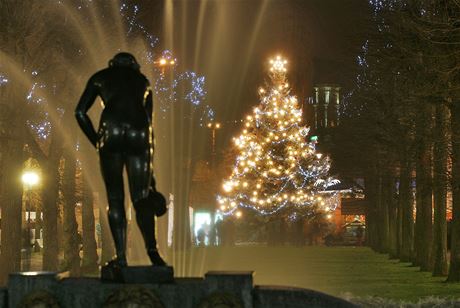 Rozsvcení vánoního stromu v Karlových Varech bude kvli hrozbám terorist pod zvýeným dohledem policie.