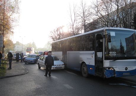 Nehoda autobusu a osobního vozu v Rychnov nad Knnou