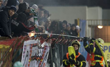 Fanouci Zbrojovky Brno ádili bhem utkání na Bohemians 1905. Museli proti nim...