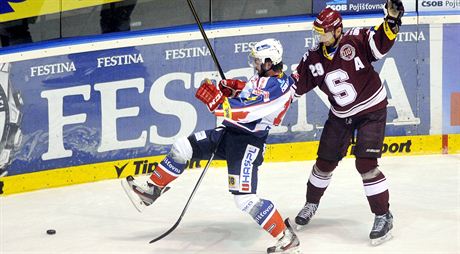 Vypjatou atmosféru extraligového finie jet piostily tahanice o poadatelství duelu mezi Spartou a Pardubicemi.