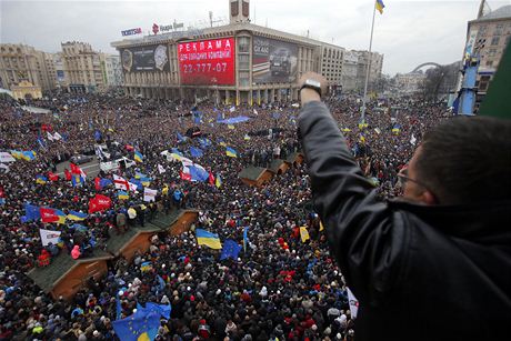 Momentka z demonstrací na kyjevském Námstí nezávislosti.