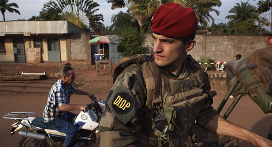Francouzsk vojk hldkuje v ulicch stedoafrickho Bangui (5. prosince 2013)