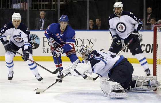 ONDEJ PAVELEC ZASAHUJE. eský branká vychytal výhru Winnipeguv na led