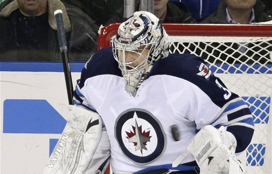 Ondej Pavelec z Winnipegu likviduje dalí anci Rangers.