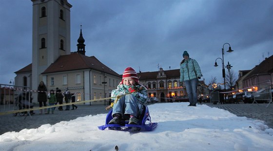 Sněhovou dráhu na náměstí si užila i čtyřletá Helena Draská s matkou Vendulou.