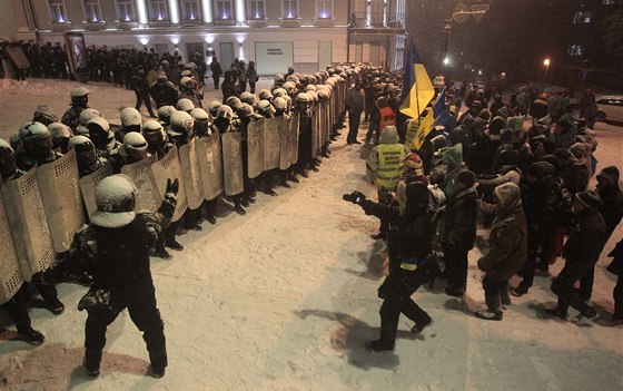 Demonstranti  a policejní tkoodnci v centru Kyjeva (9. prosince 2013)