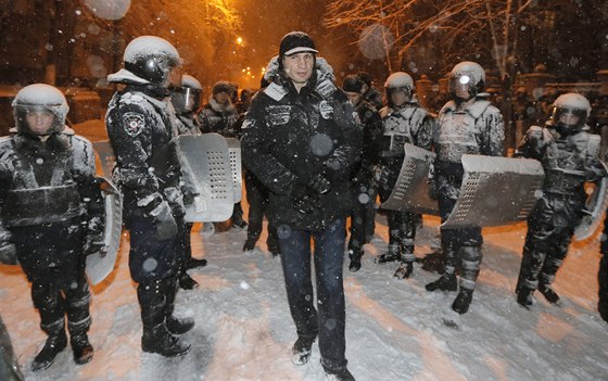 Vdce opozin strany DER Vitalij Kliko mezi policejnmi tkoodnci (9....