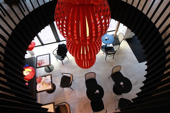 Café Placzek, Brno - Při rekonstrukci vznikl nový kruhový otvor do patra s...