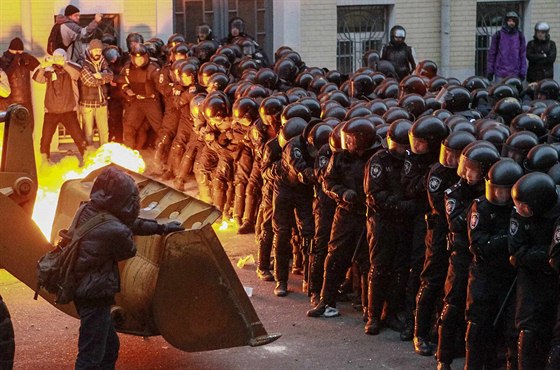 Policie ped demonstranty nehodlá ustoupit (2. listopadu)