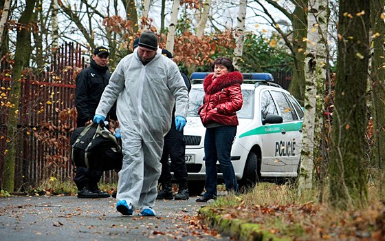 Námstkyn hejtmana ústeckého kraje Jana Vahová s policisty u svého domu, kde Michal K. zastelil jejího partnera Romana Housku