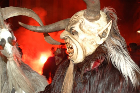 Kostýmy jsou často z kozí nebo ovčí kůže a masky na obličej bývají dokonce...