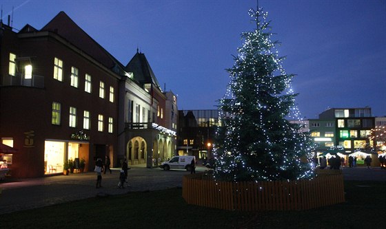 Na náměstí Míru ve Zlíně se na vánoční strom tradičně mění smrk, který zde roste. Snímek je z roku 2013.