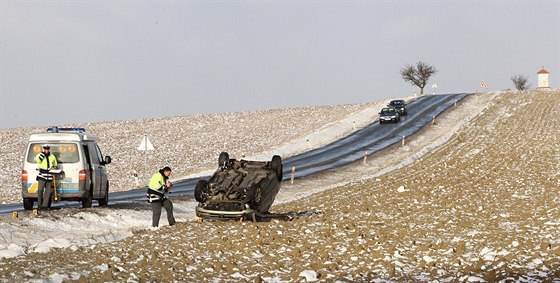 Kilometr od Jaromic nad Rokytnou smrem na Tebí dostal idi kvli kluzkému...