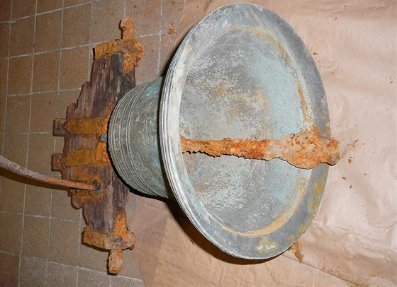Vzácný barokní zvon ukradený ped jedenácti lety z kostela v Horovském Týn...