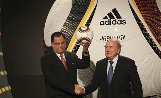 Sepp Blatter, éf FIFA (vpravo). pedstavil mí pro MS 2010, Jabulani