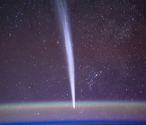Kometa Lovejoy na nad zemským obzorem na snímku, který ze stanice ISS pořídil...