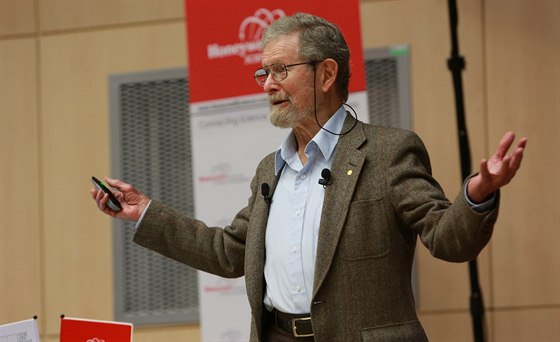 George Smith při přednášce v Brně