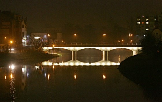 Nasvícený kamenný most přes Sázavu v Dolní ulici se za tmy stává jednou z...
