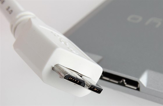 Nepraktický "micro" konektor USB 3.0.