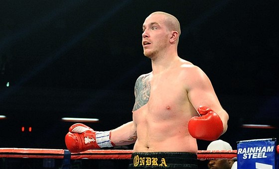 CO SE DJE. eský boxer Ondej Pála v utkání s Britem Dereckem Chisorou. 