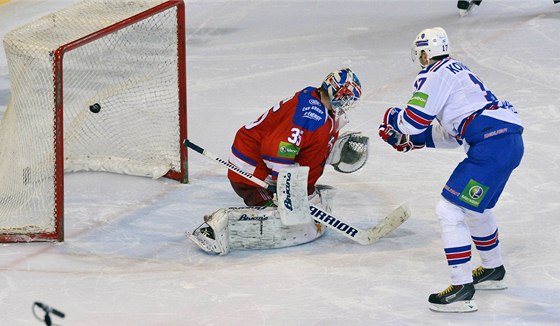 Ilja Kovaluk z Petrohradu (vpravo) dává rozhjodující gól ze samostatných