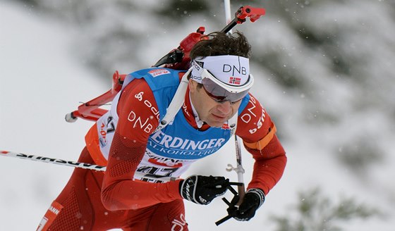 Ole Einar Björndalen v závodu ve sprintu v Hochfilzenu. 